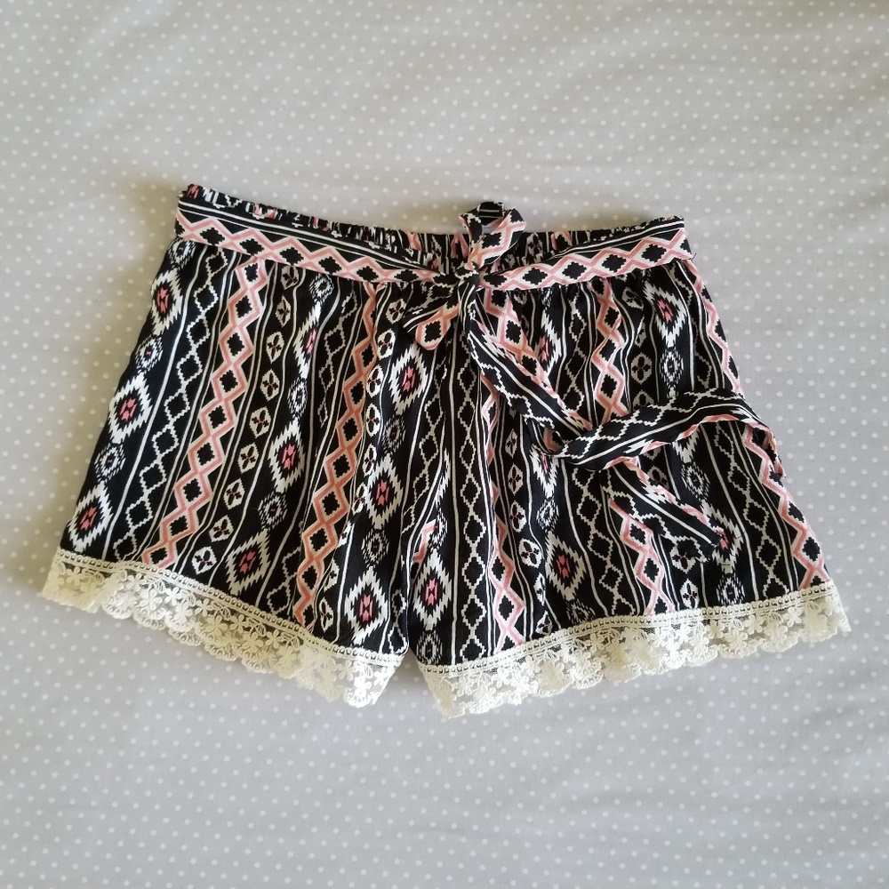 Flowy Shorts size M Tribal Design Black and White